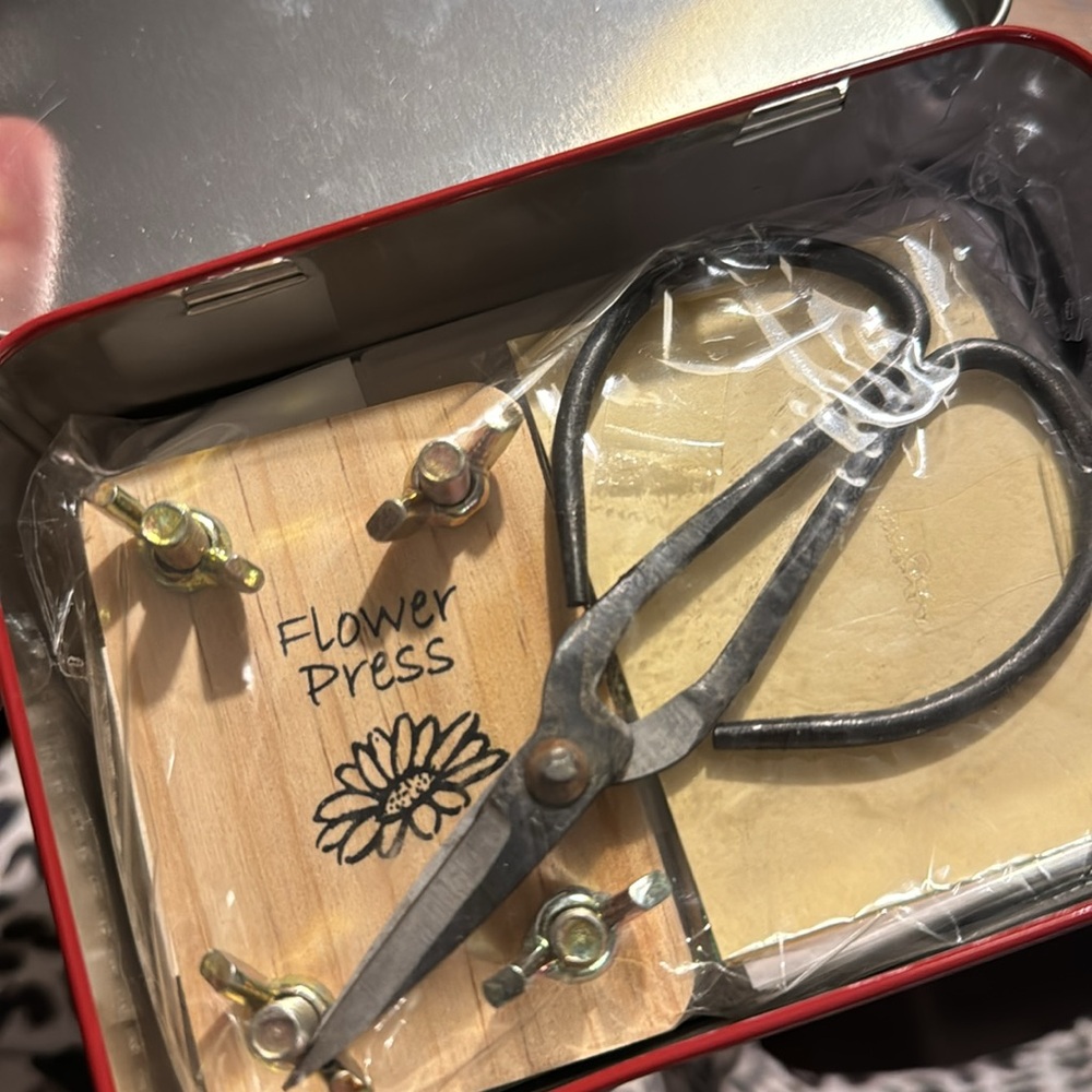 NWT Mini Flower Press Tin - Picture 5 of 6